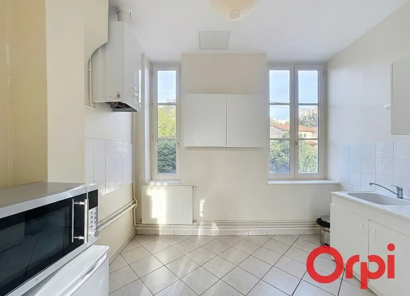 Flat Rue du Petit Revoyet in Oullins-Pierre-Bénite