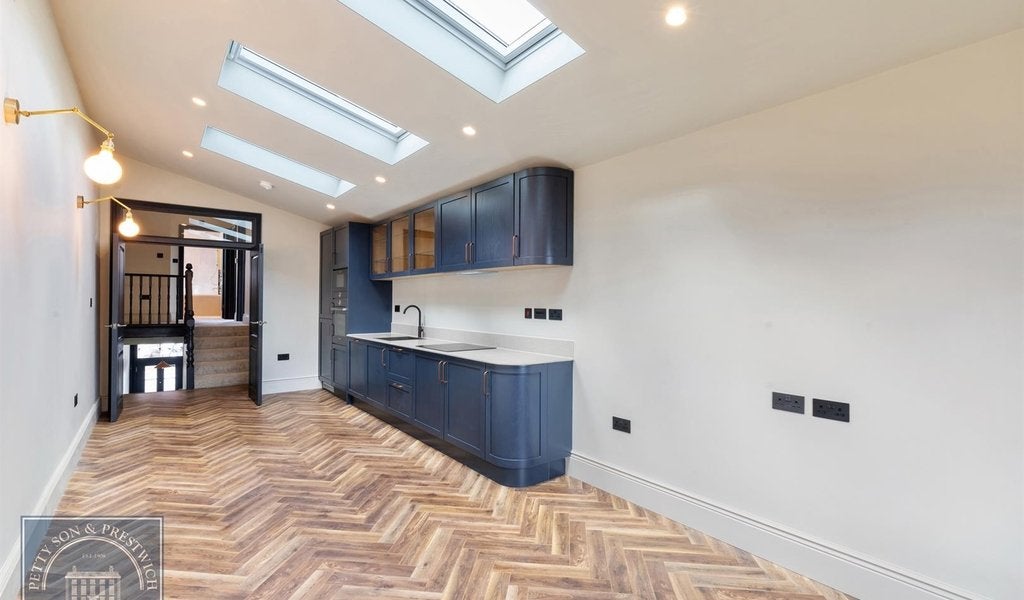 Flat Lonsdale Road in Greater London