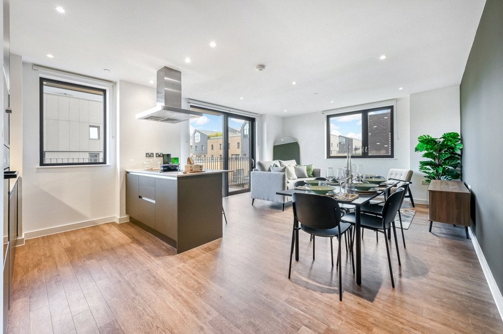 Flat Vanguard Way in Greater London