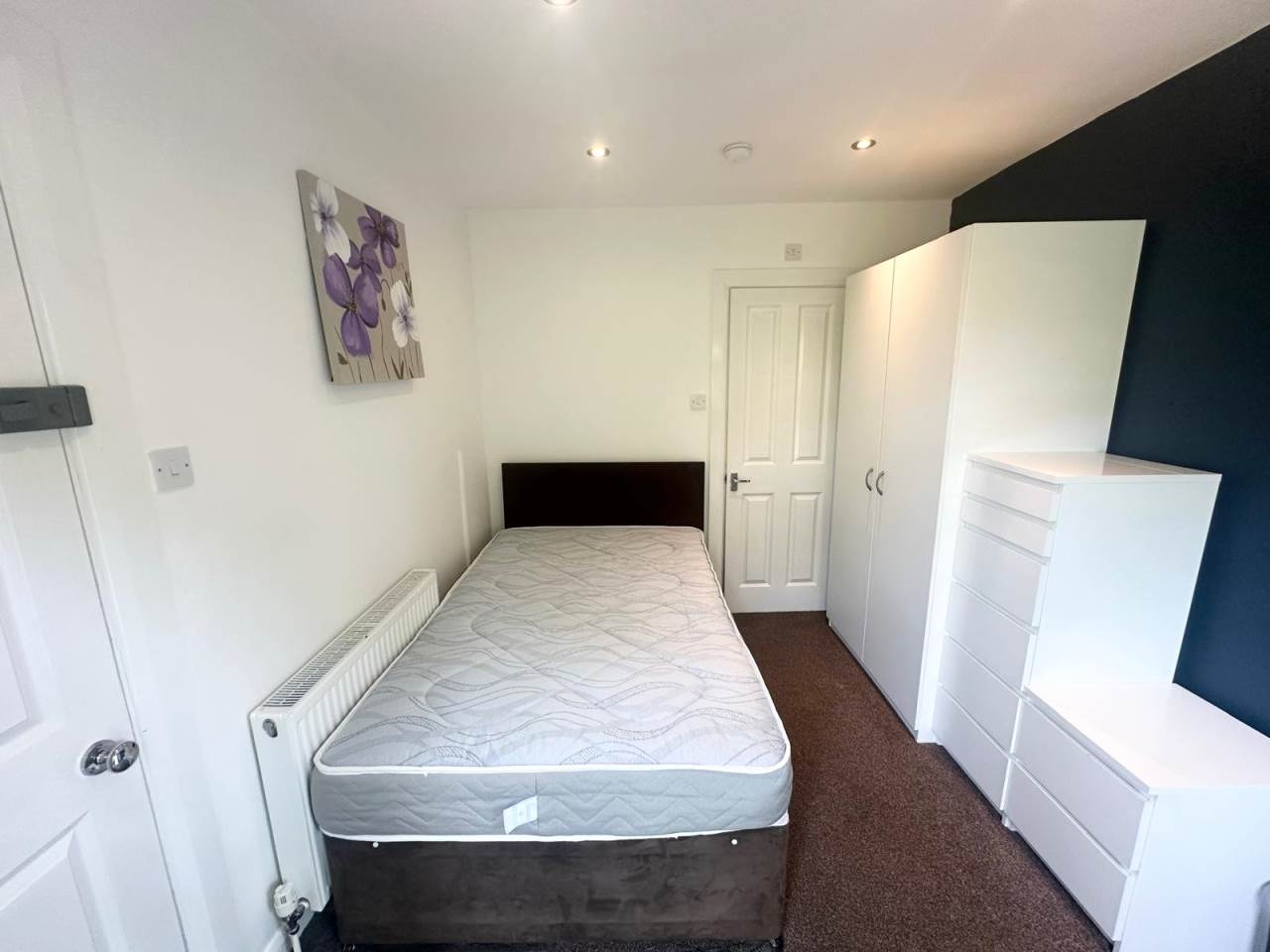 Room Burley Road in Leeds