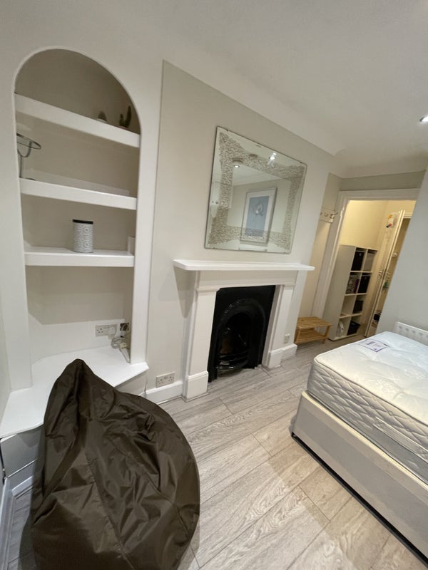 Flat Hadyn Park Road in Greater London