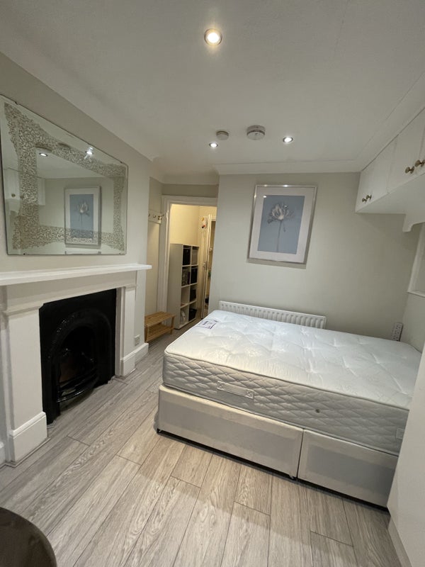 Flat Hadyn Park Road in Greater London
