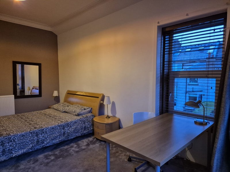 Room Crow Road in Glasgow