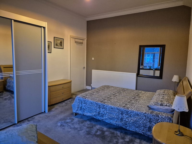 Room Crow Road in Glasgow