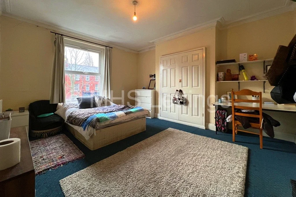 Flat Brudenell Road in Leeds