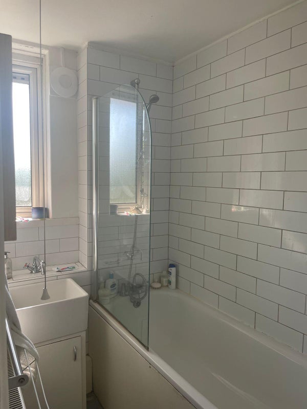 Room Sewardstone Road in Greater London