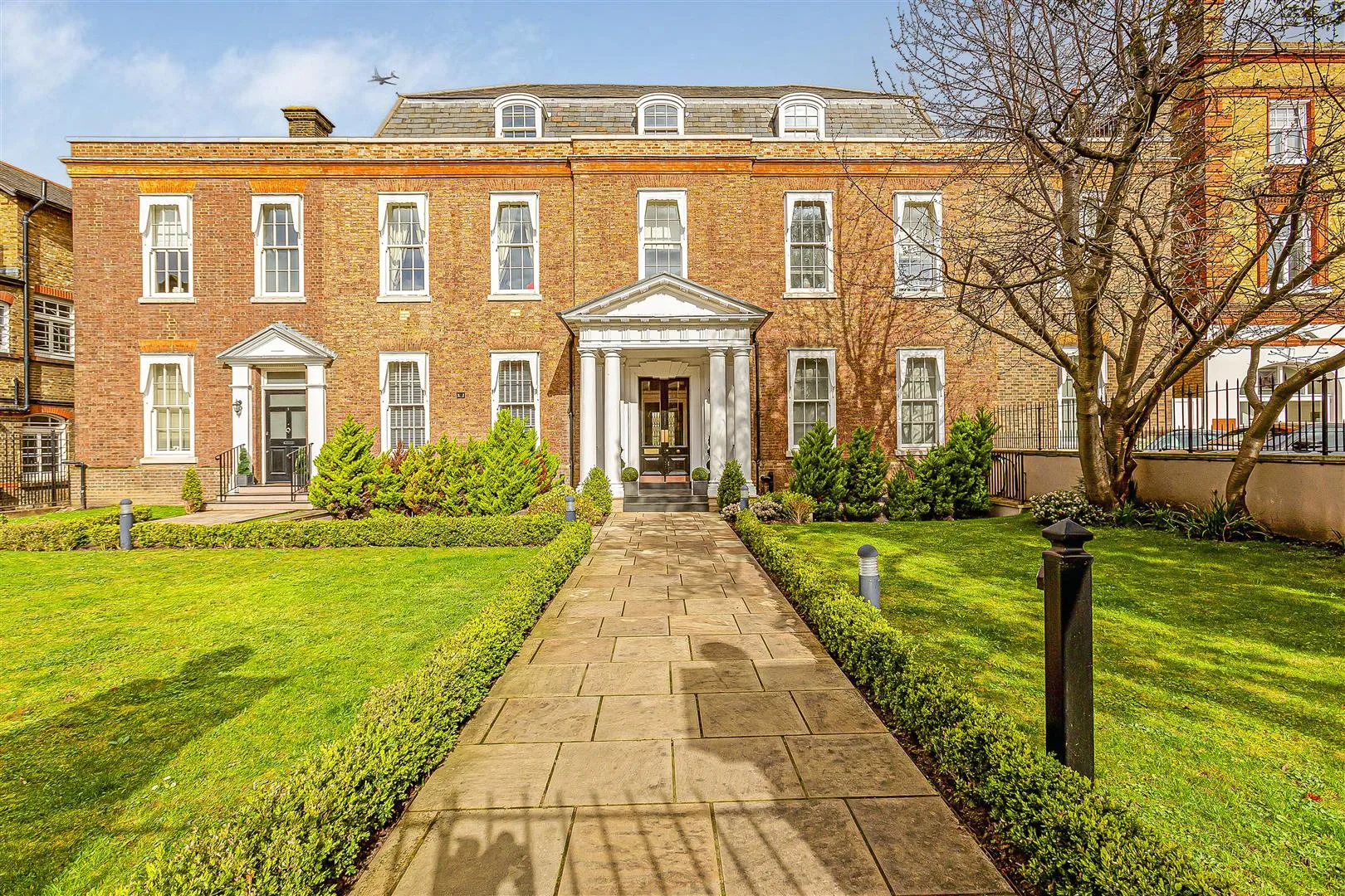 House Mortlake High Street in Greater London