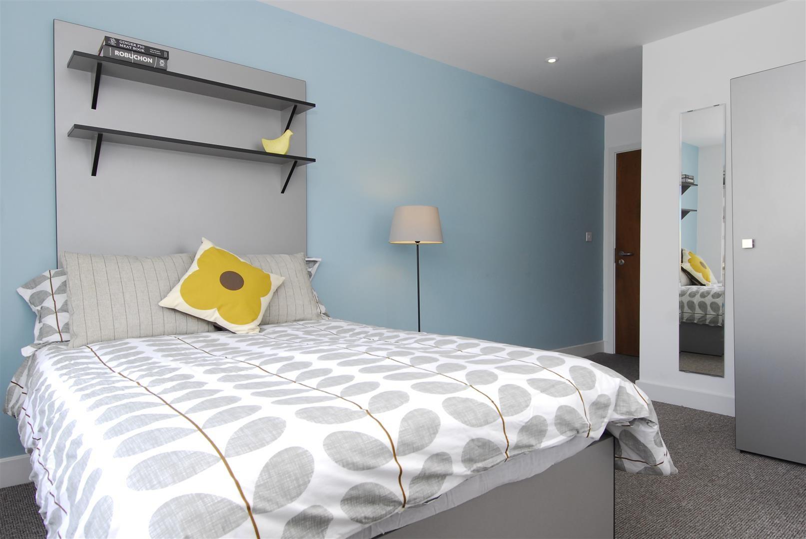 Flat Kinterbury Street in Plymouth