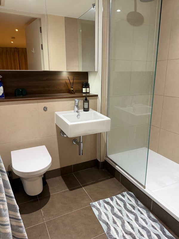 Room Long Lane in Greater London