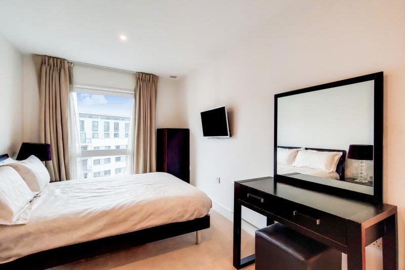 Room Long Lane in Greater London