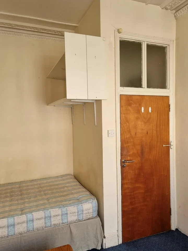 Room Hammersmith Road in Greater London