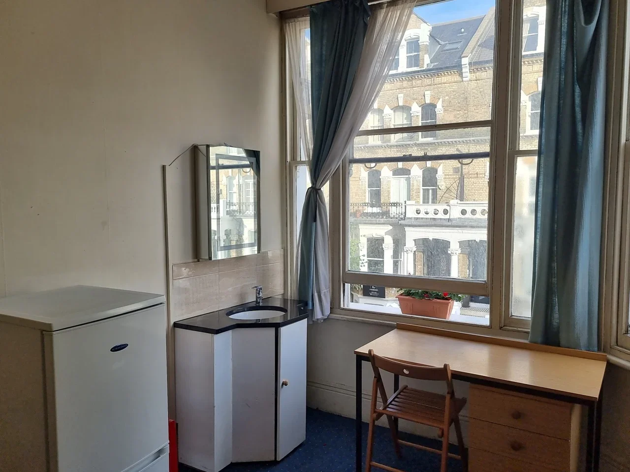 Room Hammersmith Road in Greater London