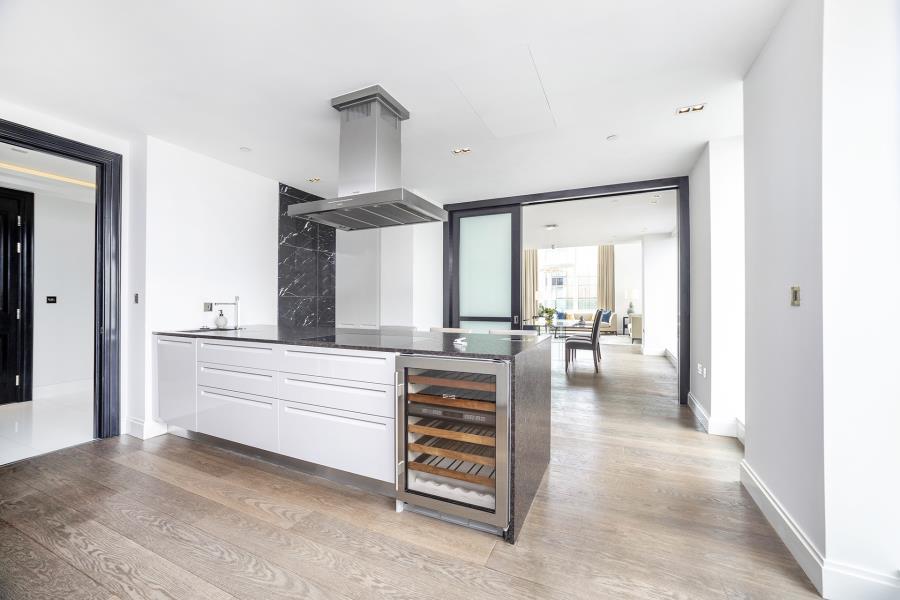 Flat Kensington High Street in Greater London