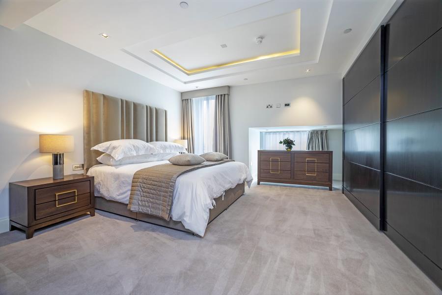 Flat Kensington High Street in Greater London