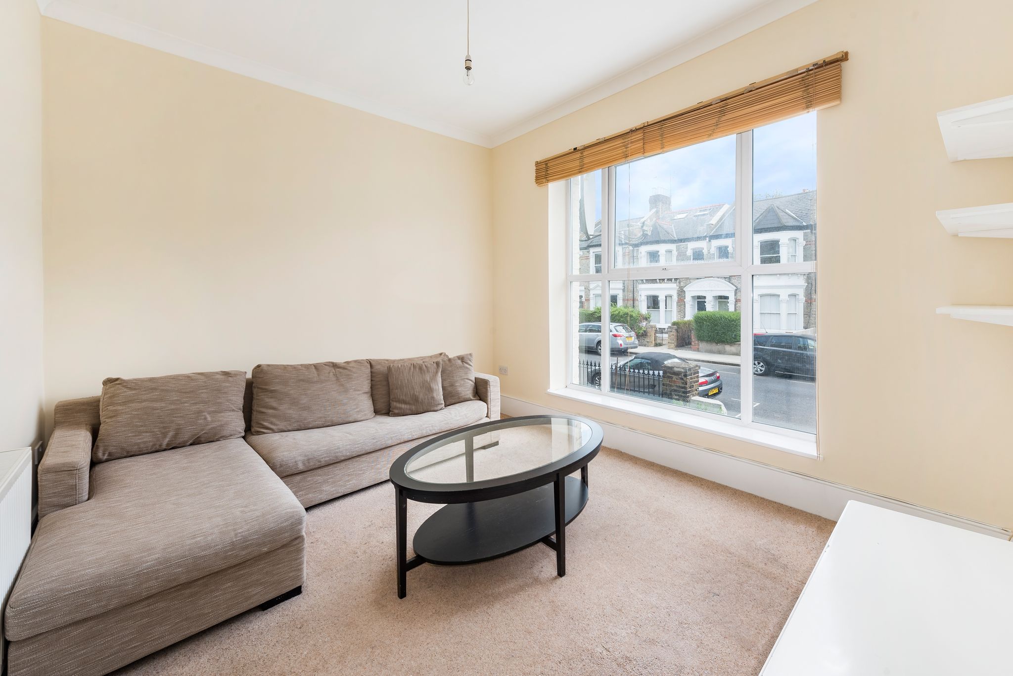 Flat Oaklands Grove in Greater London