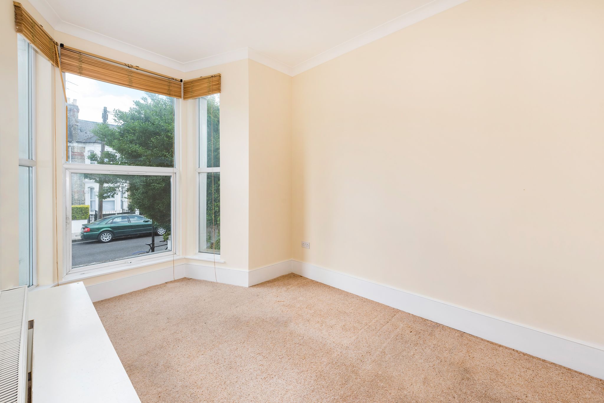 Flat Oaklands Grove in Greater London