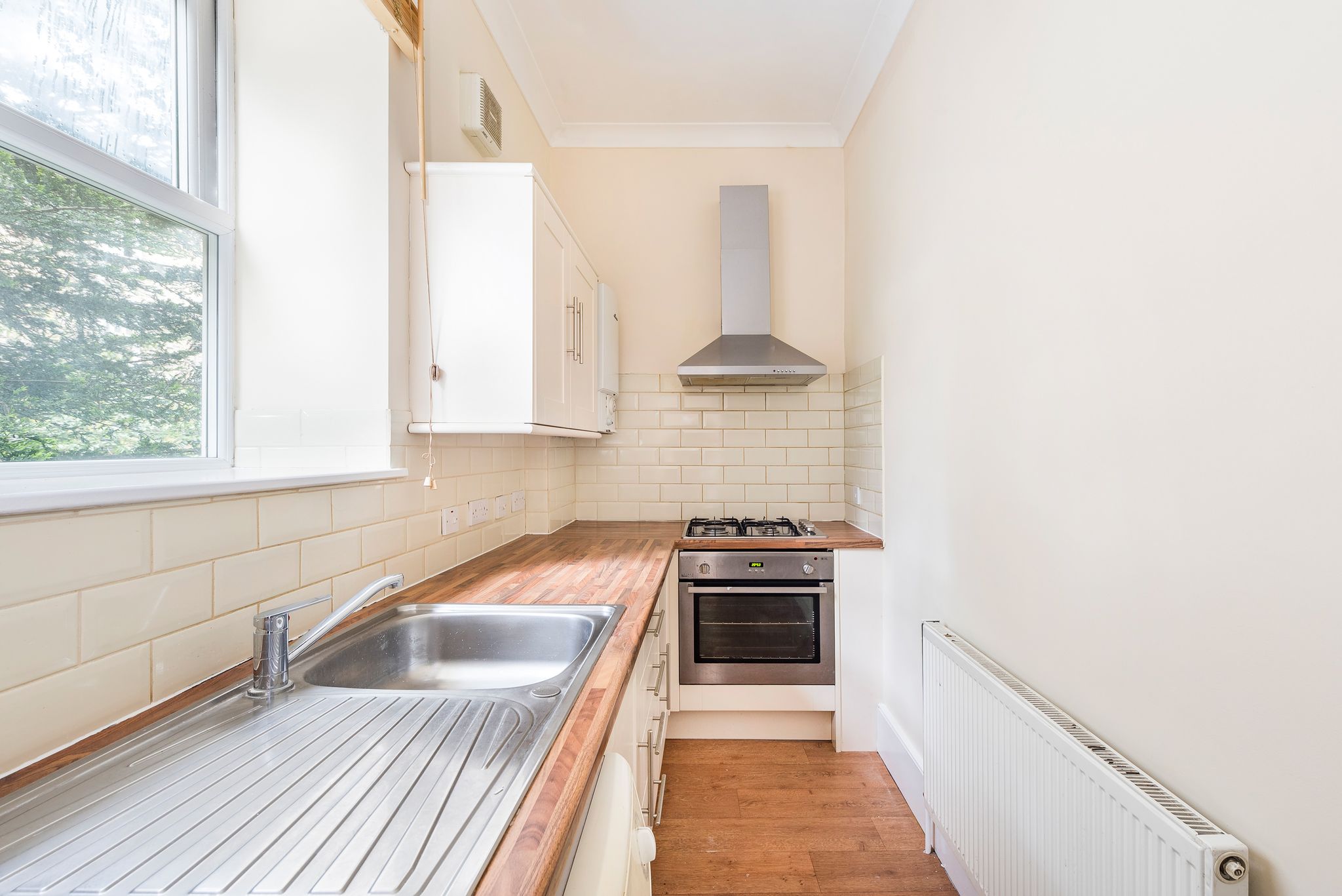 Flat Oaklands Grove in Greater London