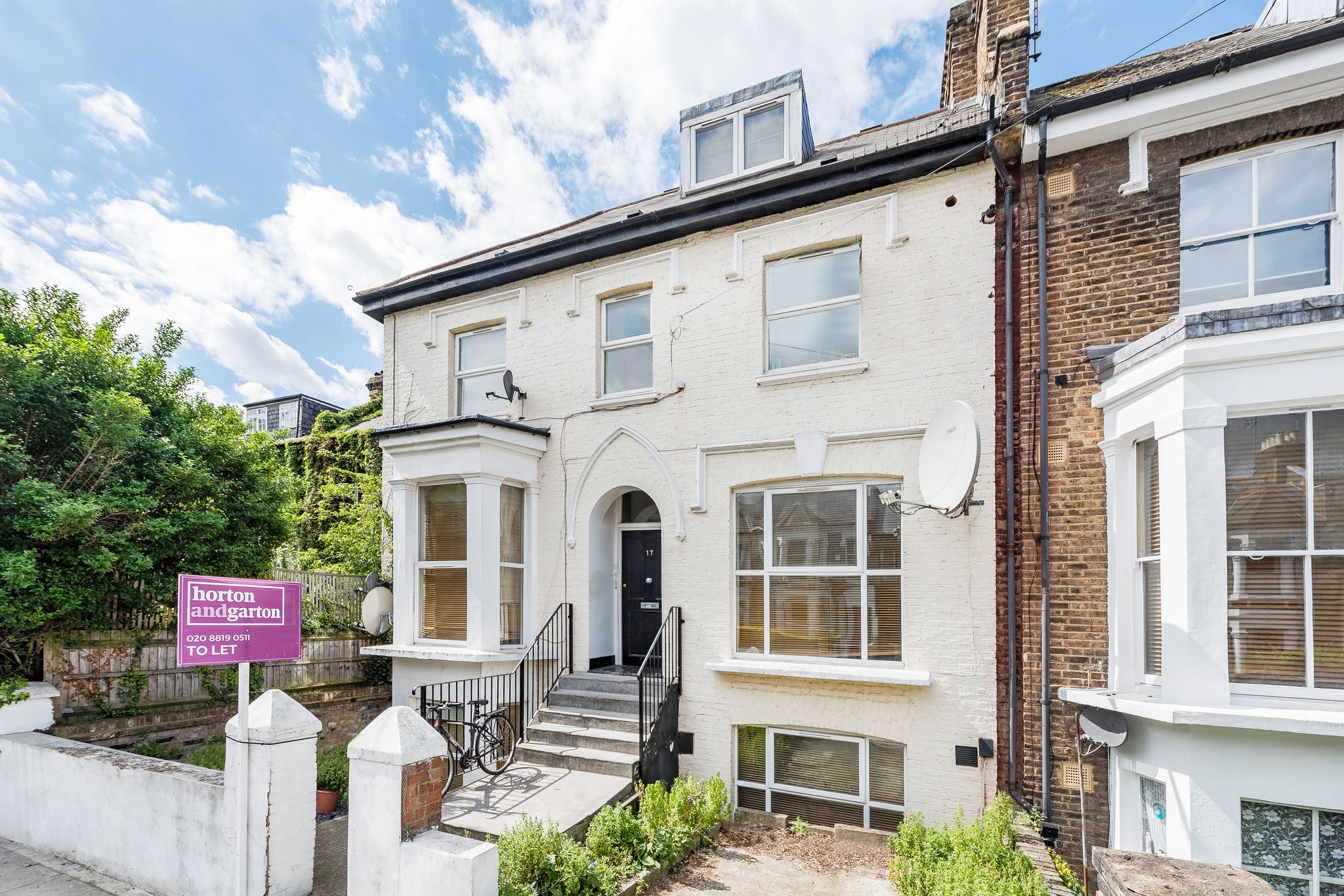 Flat Oaklands Grove in Greater London