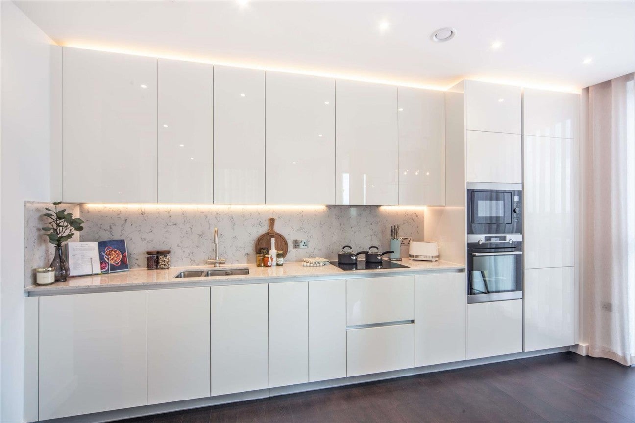Flat Ponton Road in Greater London