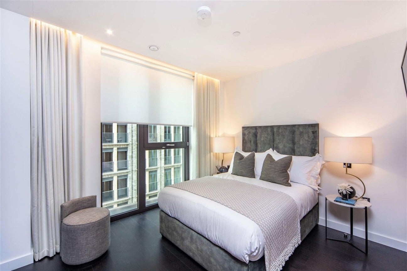 Flat Ponton Road in Greater London