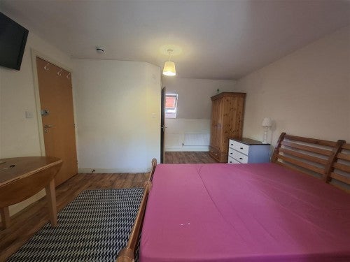 Room Loughton Road in Milton Keynes