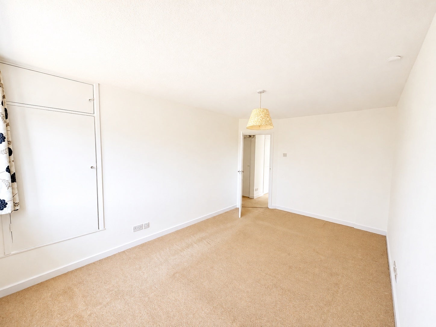 Flat Holland Close in Greater London