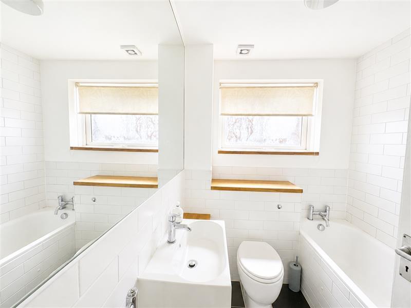 Flat Holland Close in Greater London