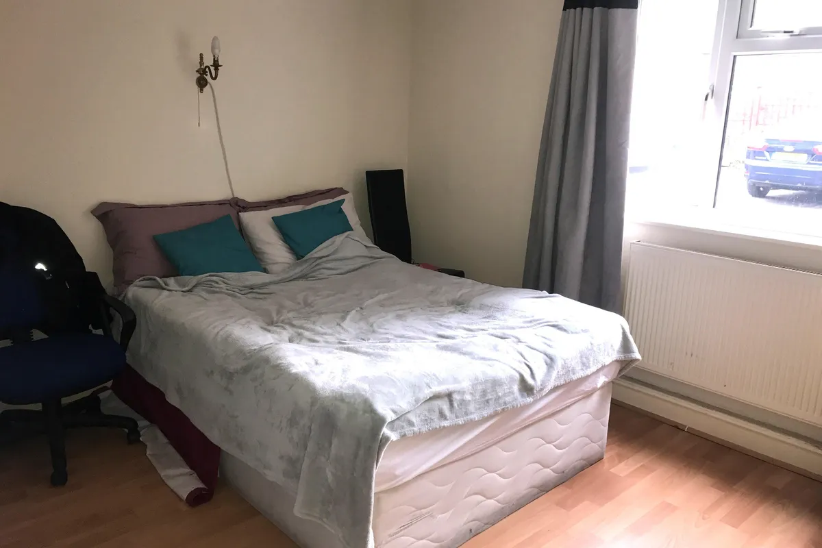 Flat Coombe Road in Greater London