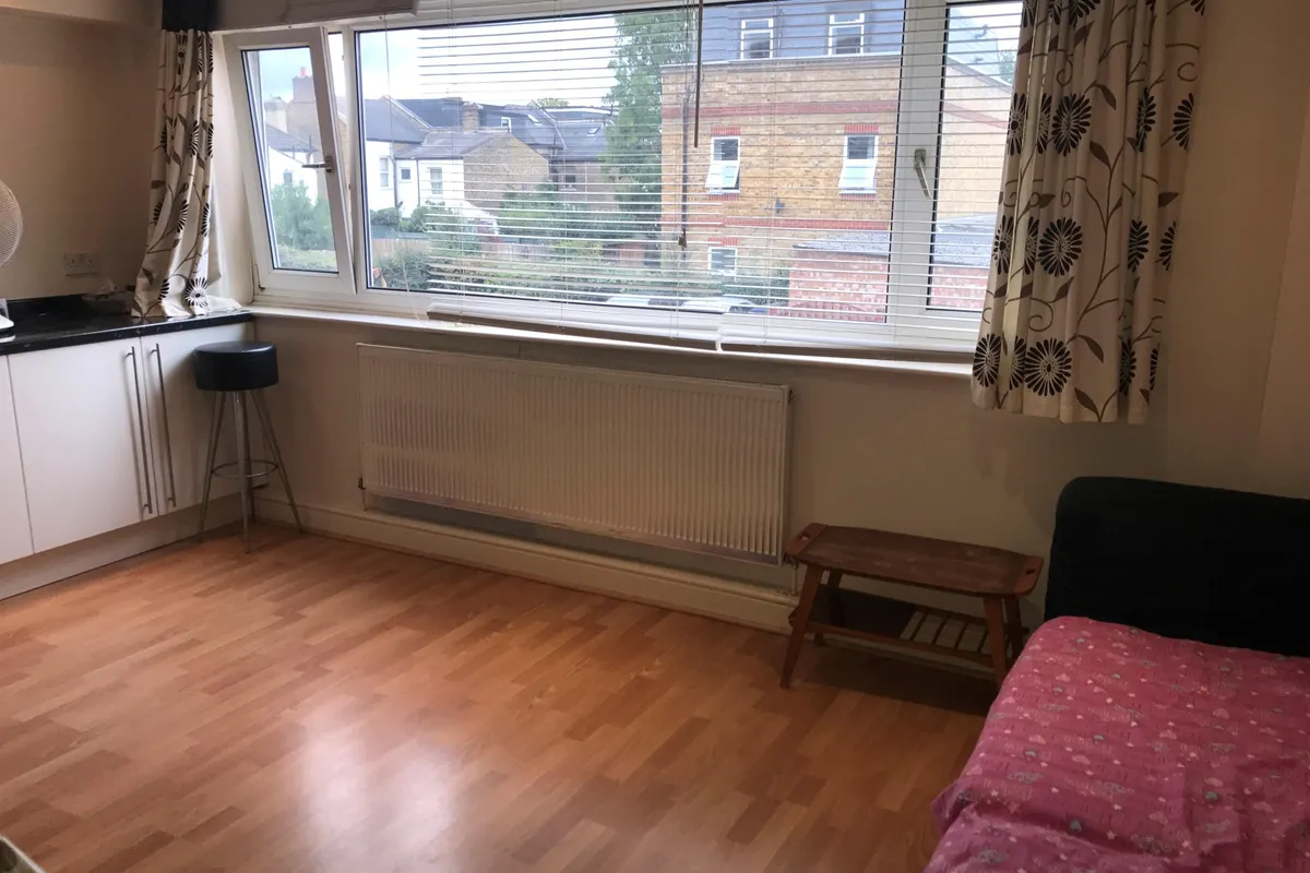 Flat Coombe Road in Greater London