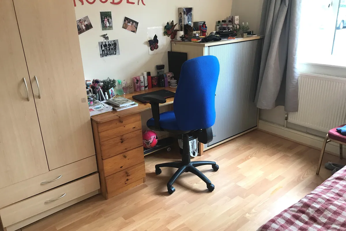 Flat Coombe Road in Greater London