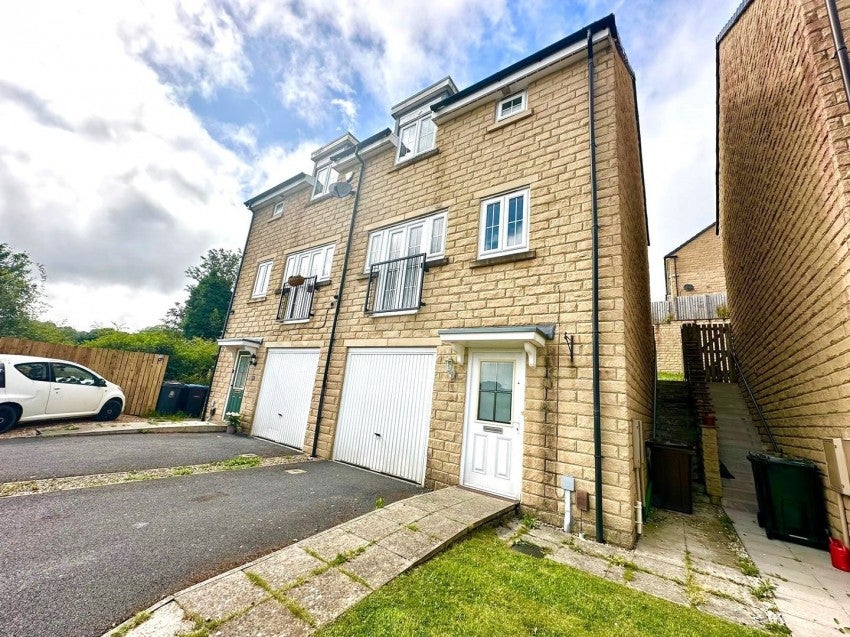 House Low Whin Close in Bradford
