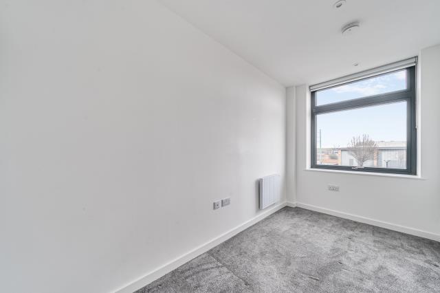 Flat Kingston Road in Staines-Upon-Thames
