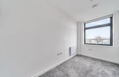 Flat Kingston Road in Staines-Upon-Thames