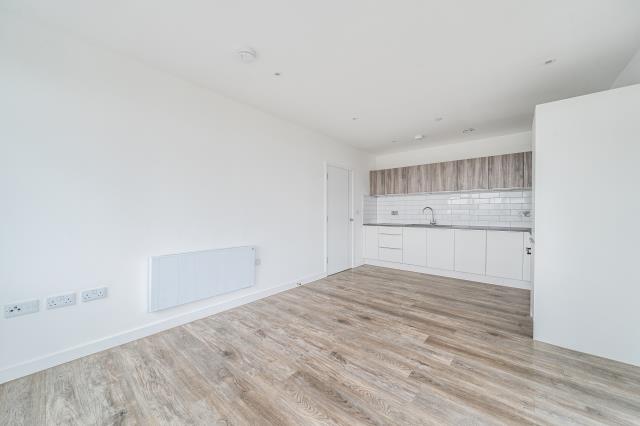 Flat Kingston Road in Staines-Upon-Thames