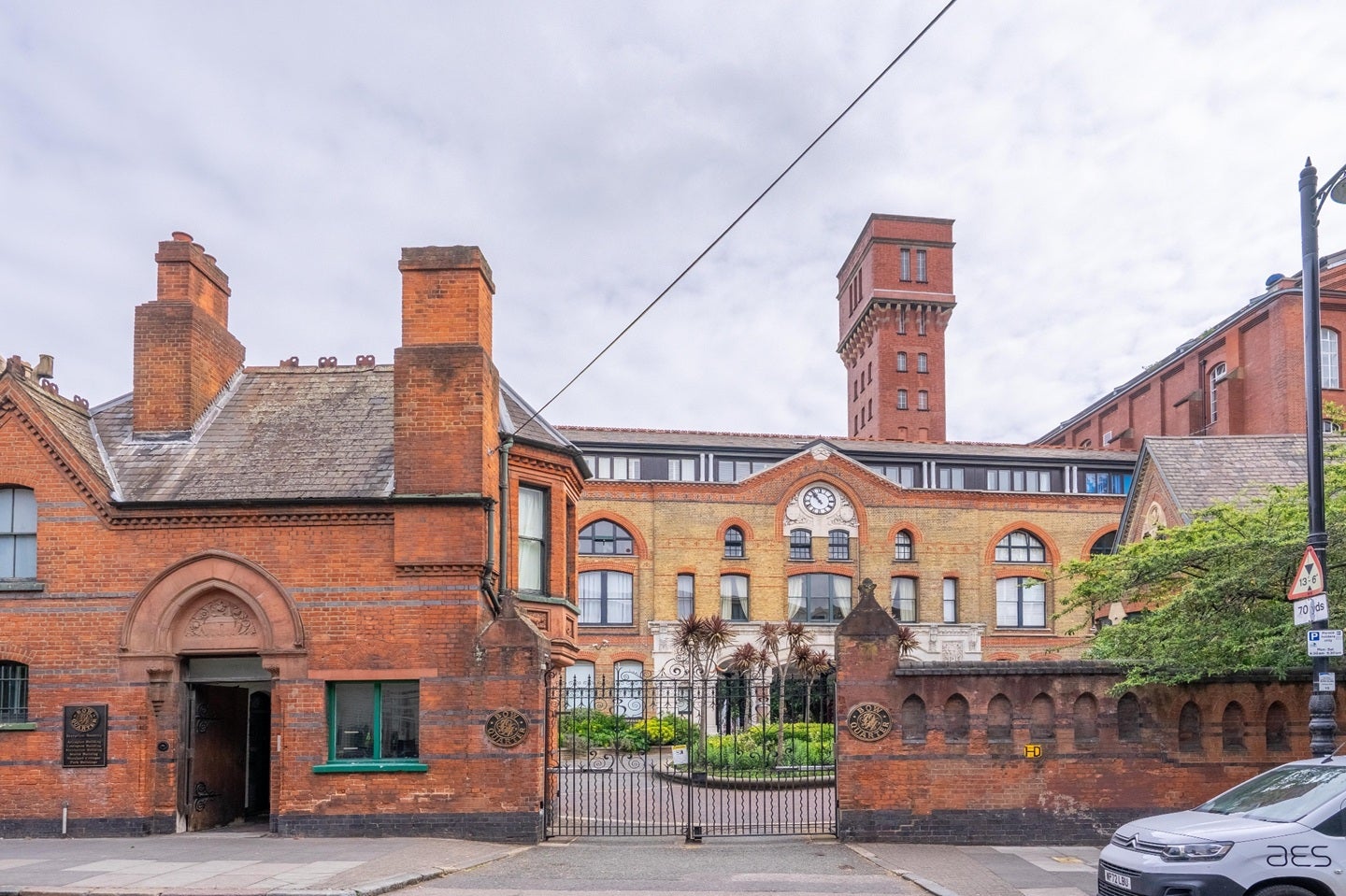 Flat Fairfield Road in Greater London