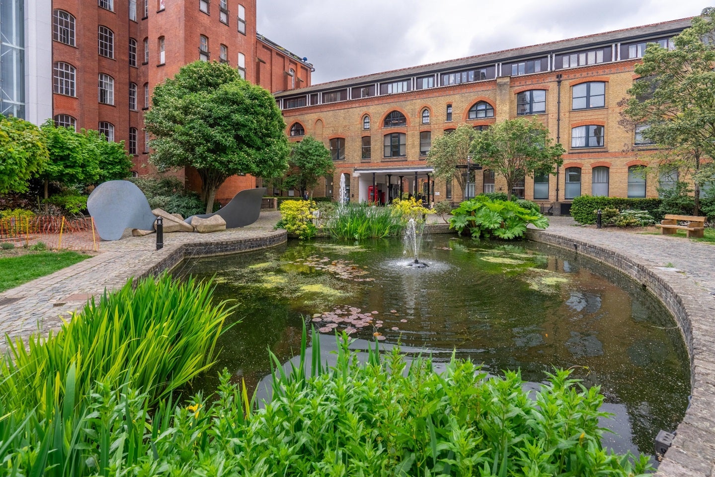 Flat Fairfield Road in Greater London