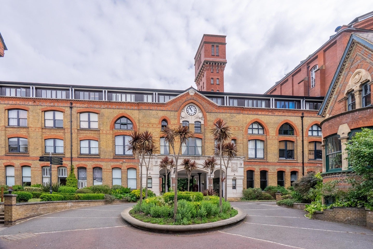 Flat Fairfield Road in Greater London