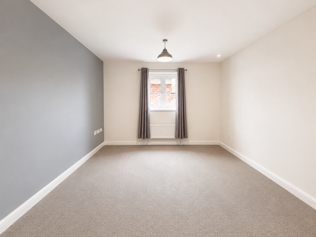 Flat Whitehouse Road in Swindon