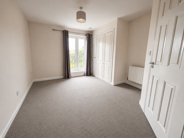 Flat Whitehouse Road in Swindon