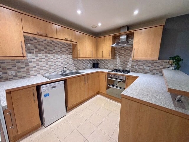 Flat Whitehouse Road in Swindon