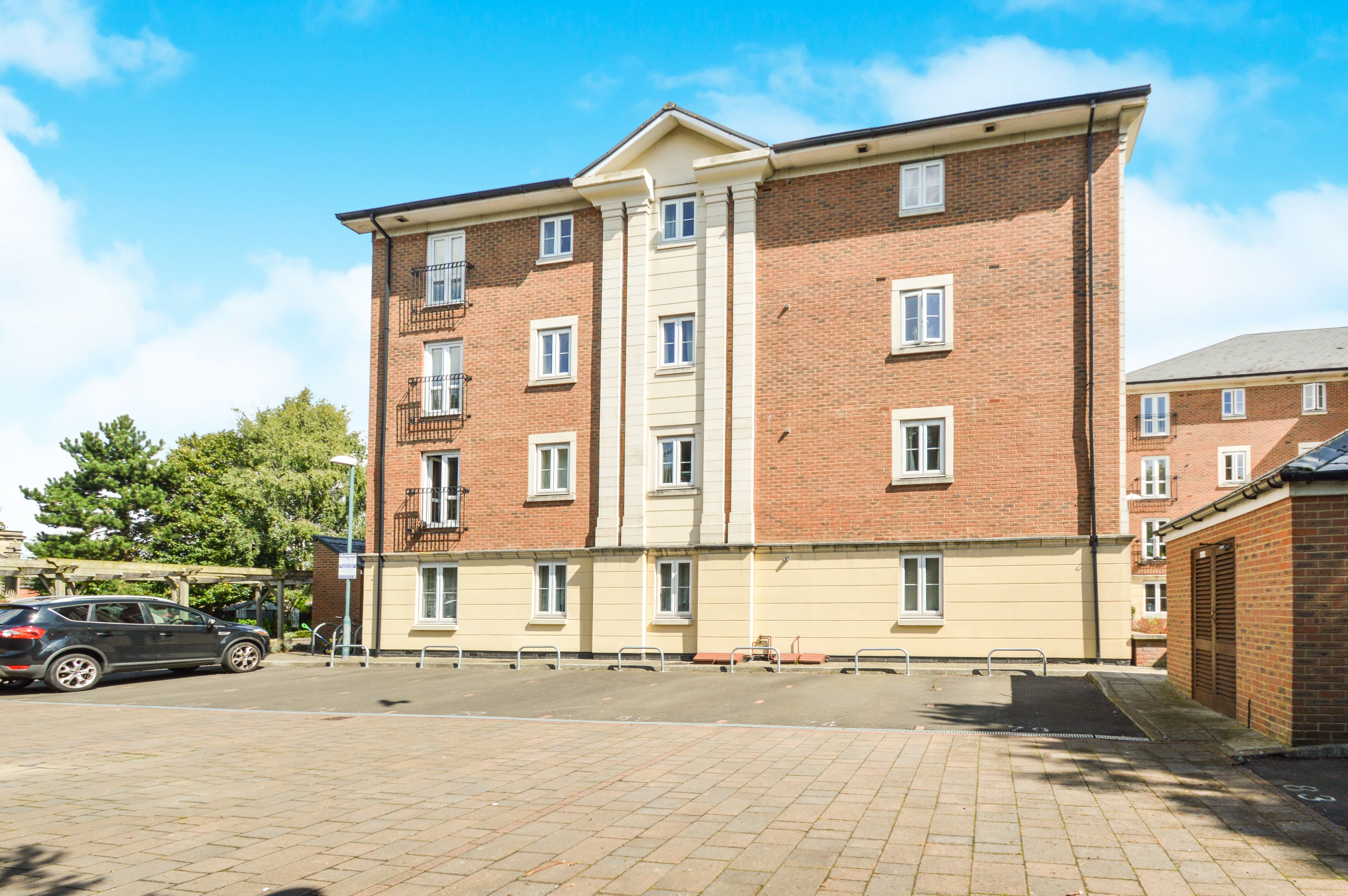 Flat Whitehouse Road in Swindon