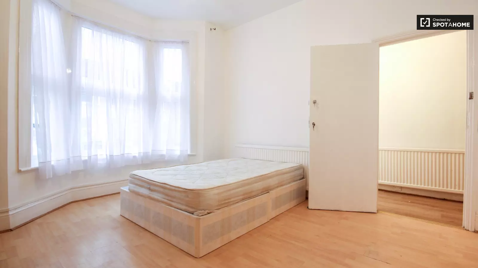 Room Drayton Road in Greater London