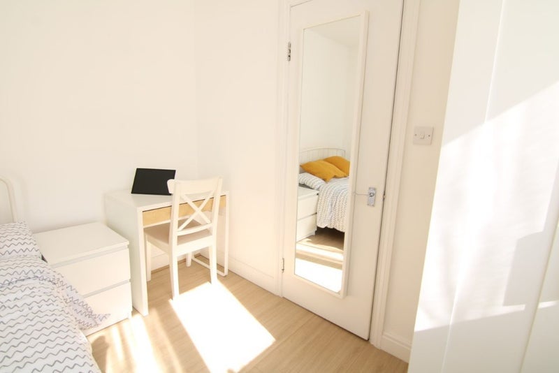 Room High Road Leytonstone in Greater London