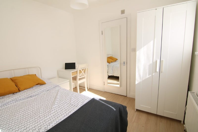 Room High Road Leytonstone in Greater London