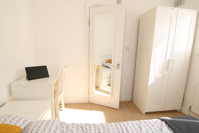 Room High Road Leytonstone in Greater London