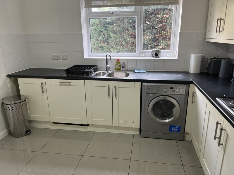 Room St. Andrew's Way in Slough