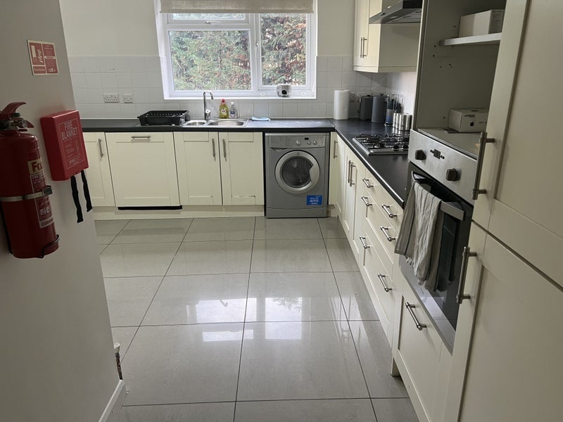 Room St. Andrew's Way in Slough