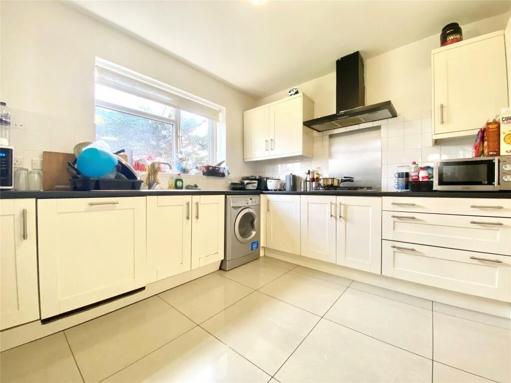 Room St. Andrew's Way in Slough