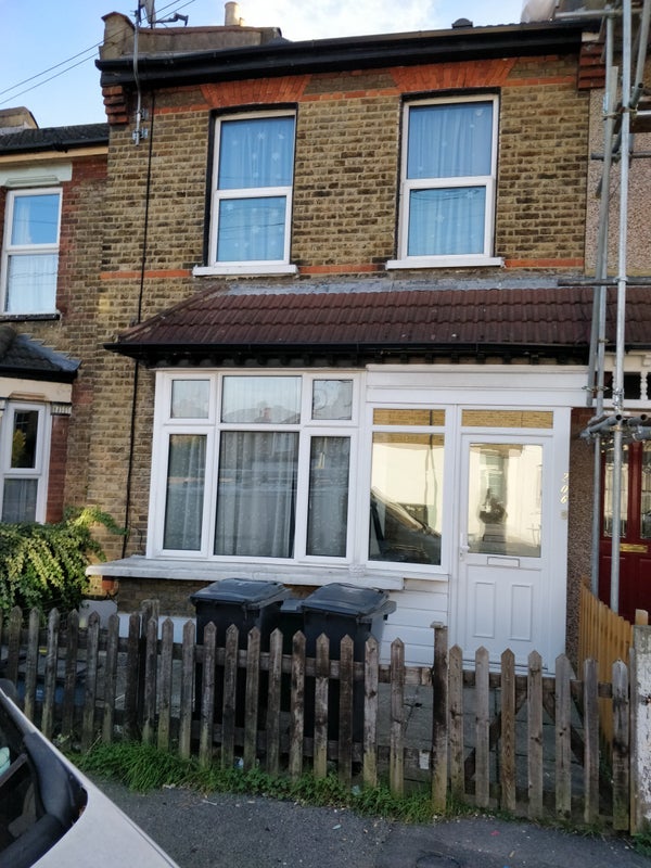 Room Oval Road in Greater London