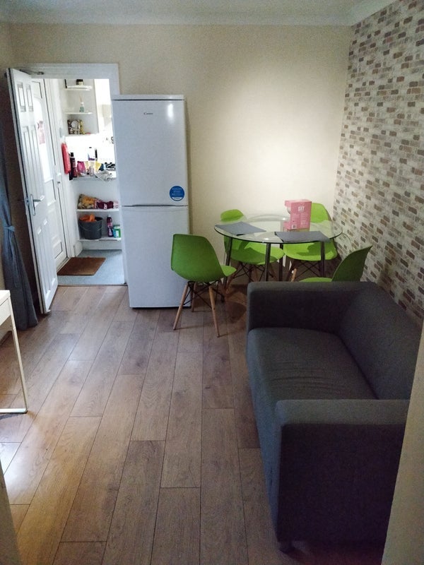 Room Oval Road in Greater London